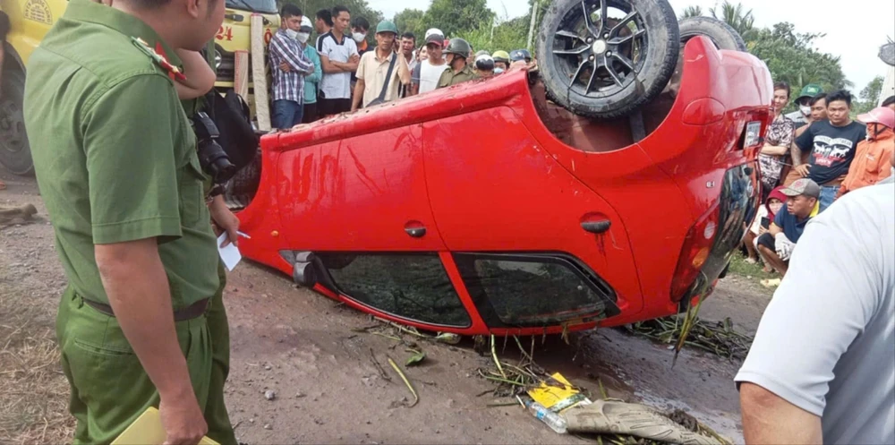 Ô tô lao xuống kênh.jpg