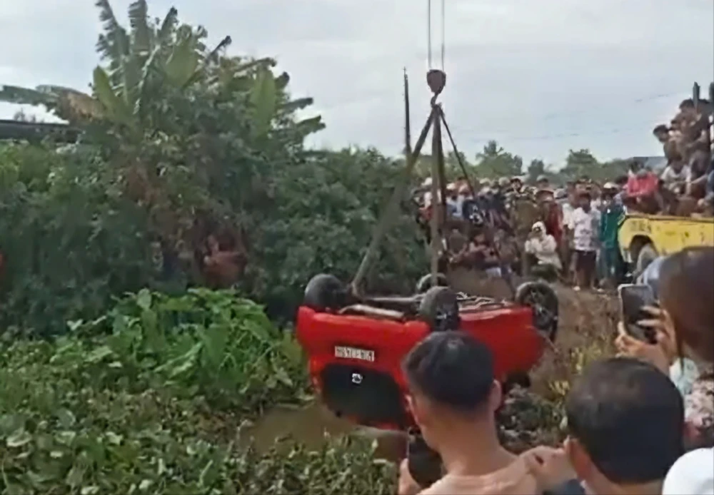 Ô tô lao xuống kênh.jpg