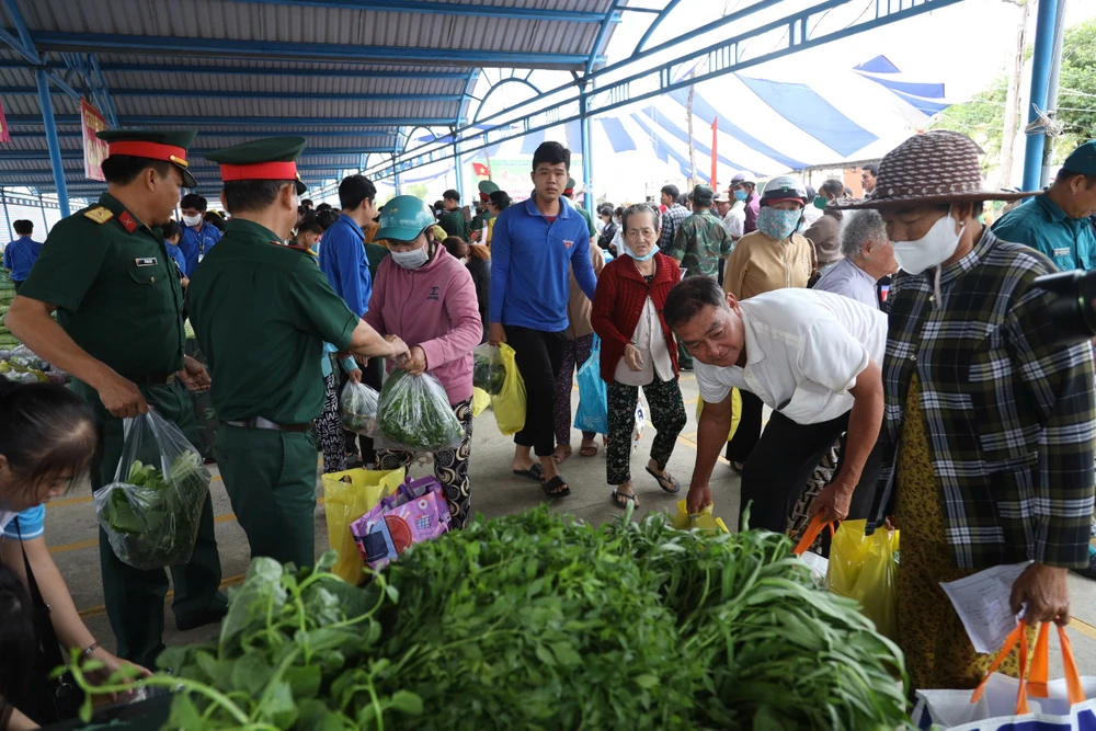 Phiên chợ nghĩa tình Quân – Dân (2).jpg