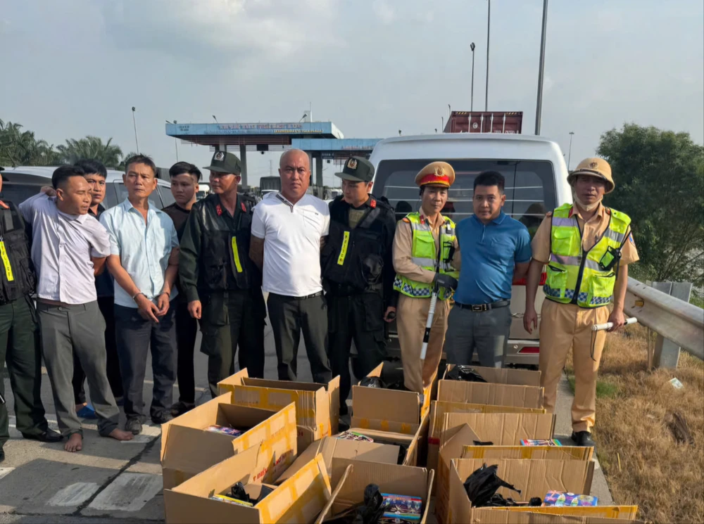 Chở pháo lậu.jpg