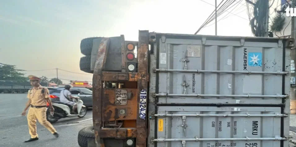 thùng container lật ngang (1).jpg