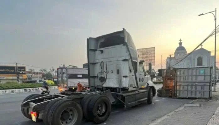 xe container rơi thùng hàng.jpg