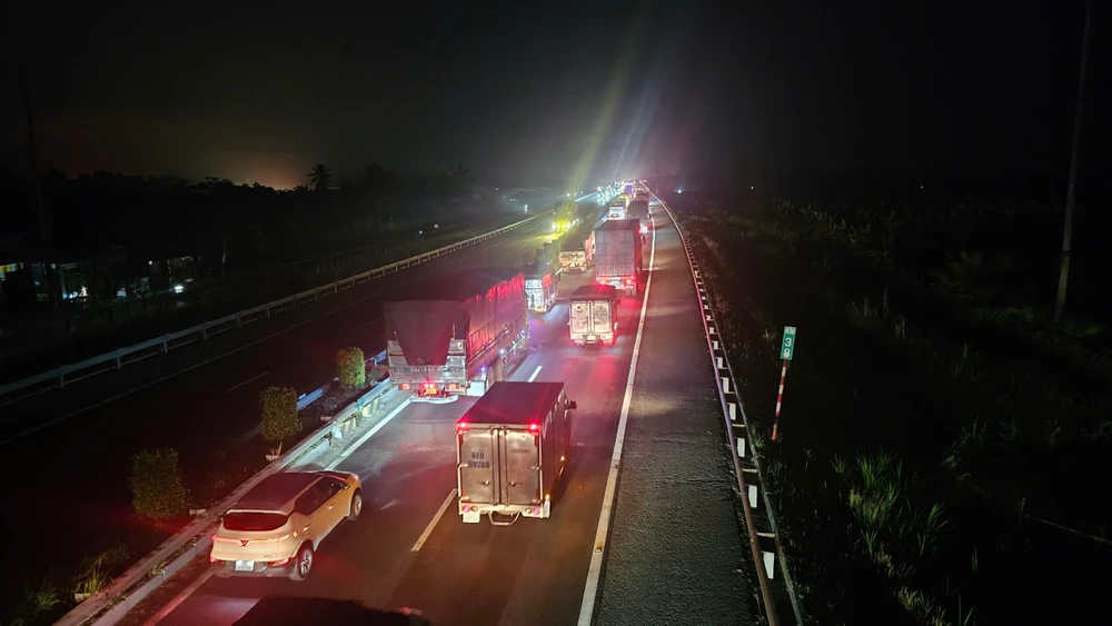 xe tải bốc cháy 1.jpg