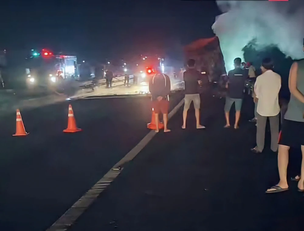 xe tải bốc cháy 2.jpg