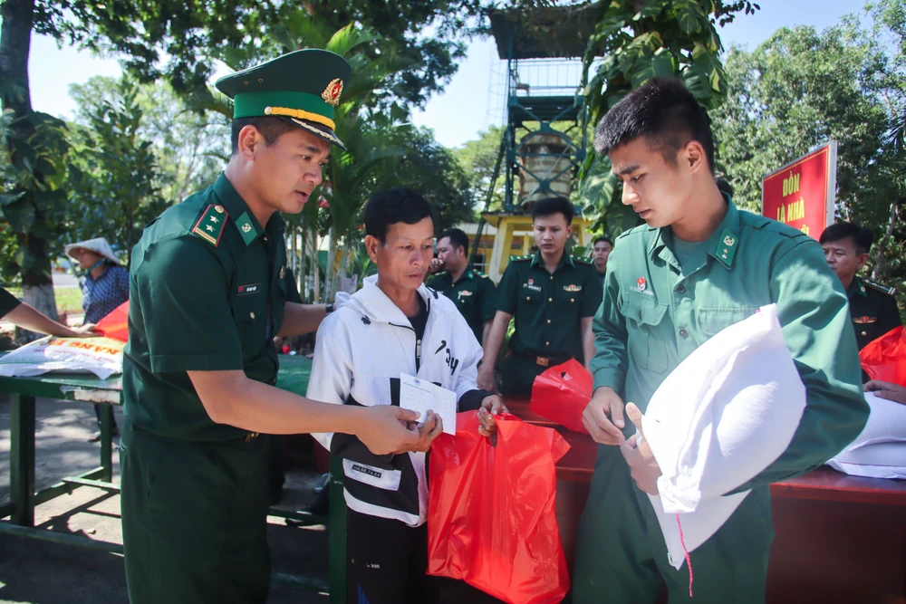 Xuân biên phòng ấm lòng dân bản_4.jpg