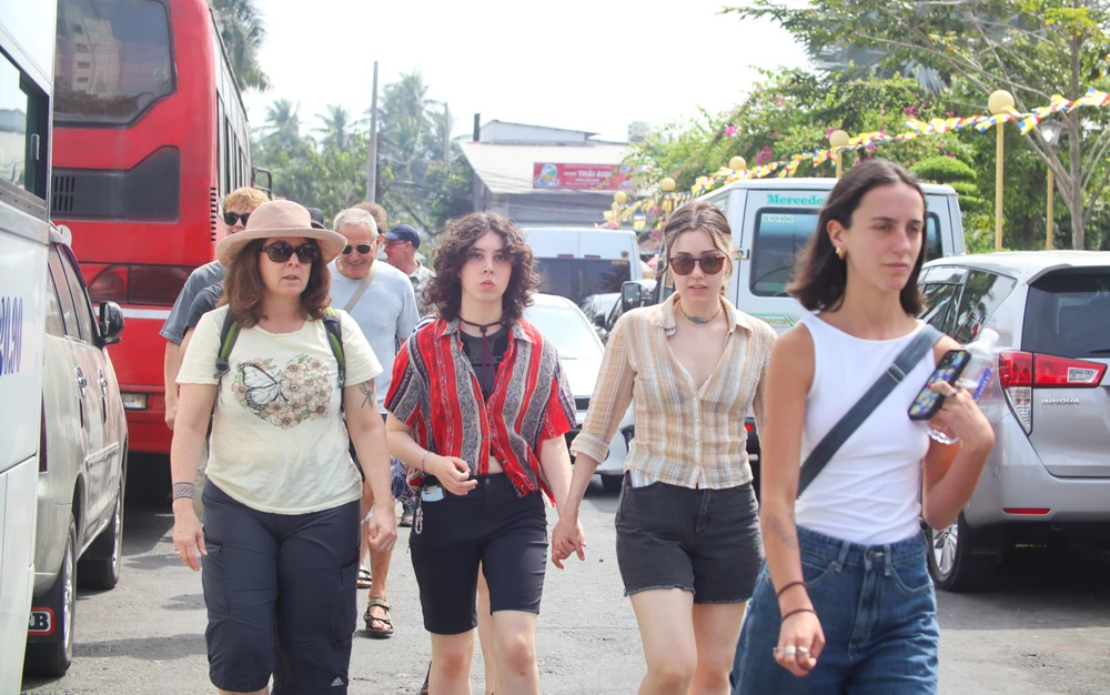 lượt du khách.JPG