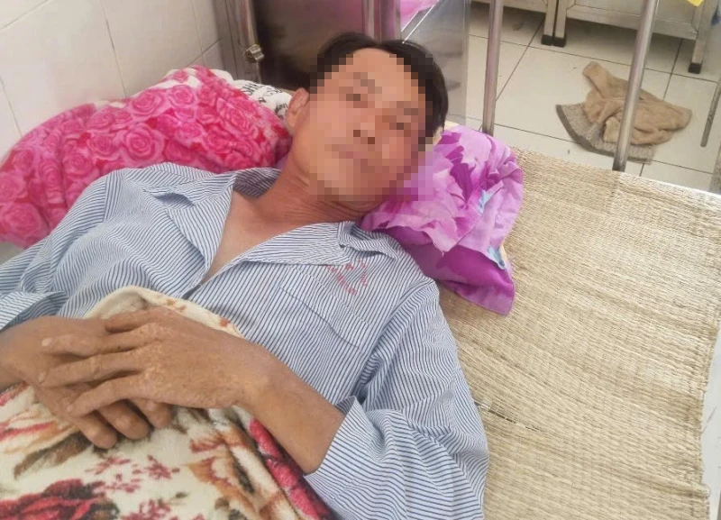 người đàn ông chui khỏi taxi 1.jpg