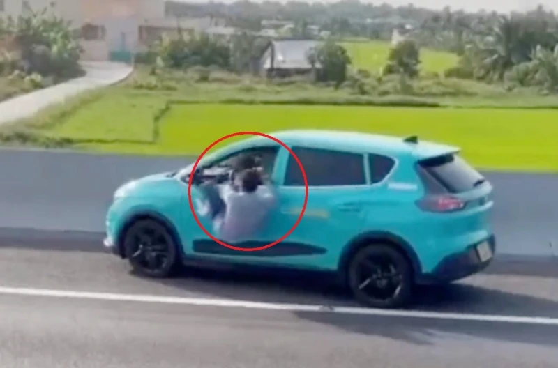 người đàn ông chui khỏi taxi 2.jpg