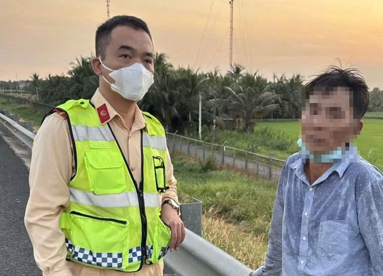 người đàn ông thoát khỏi taxi.jpg