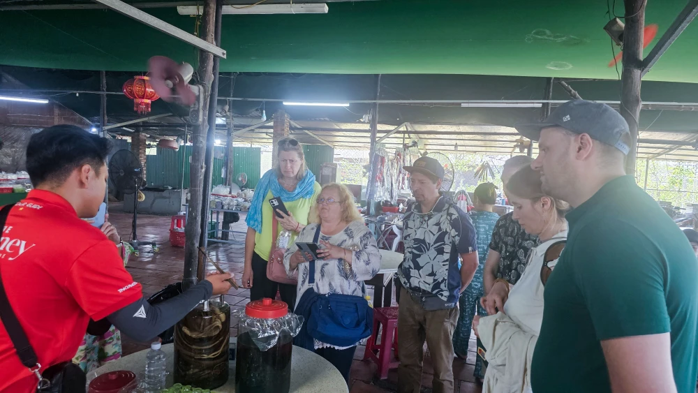 du khách quốc tế (10).jpg