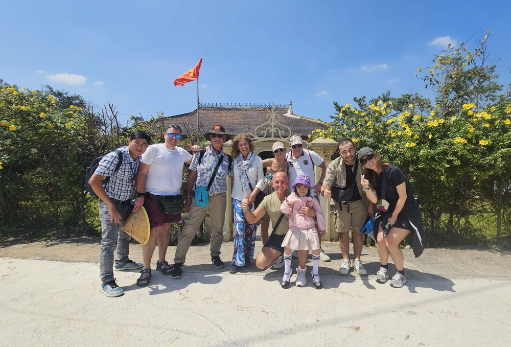 du khách quốc tế (12).jpg