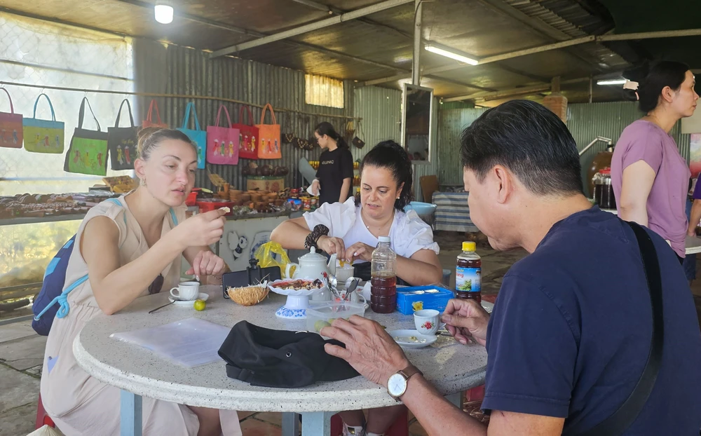 du khách quốc tế (9).jpg