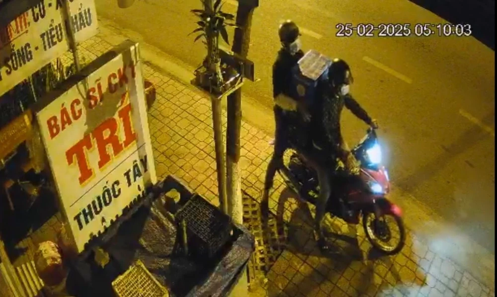 Trộm 10 thùng trái cây.jpg