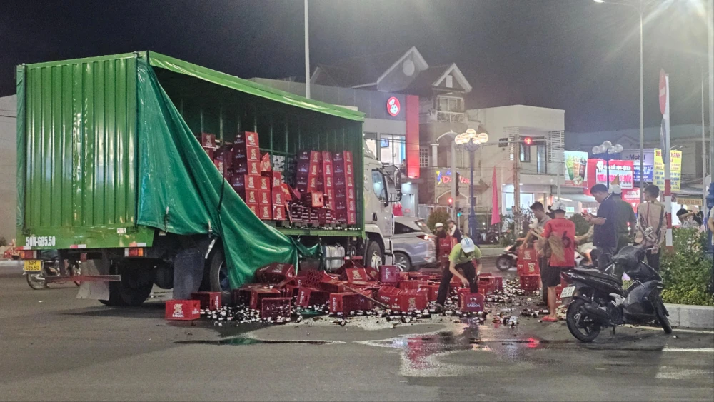 Hàng trăm thùng bia.jpgHàng trăm thùng bia