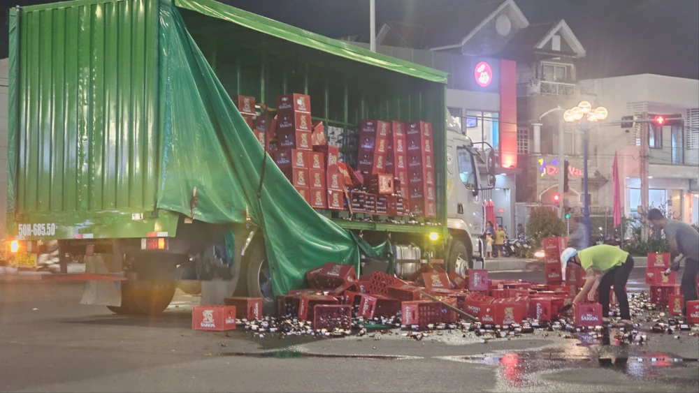 Hàng trăm thùng bia.jpg