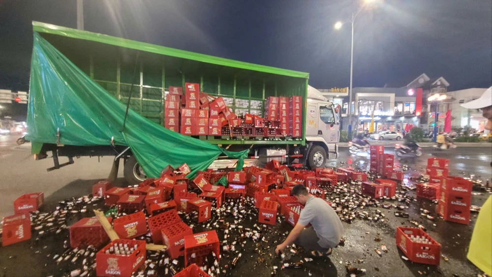 Hàng trăm thùng bia.jpg