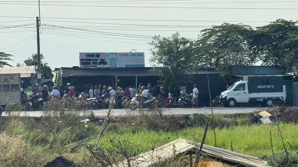 chủ quán cà phê 1.jpg