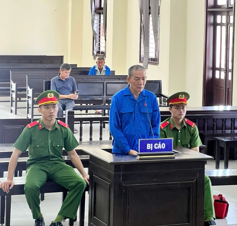 Cự cãi khi quét sân.jpg