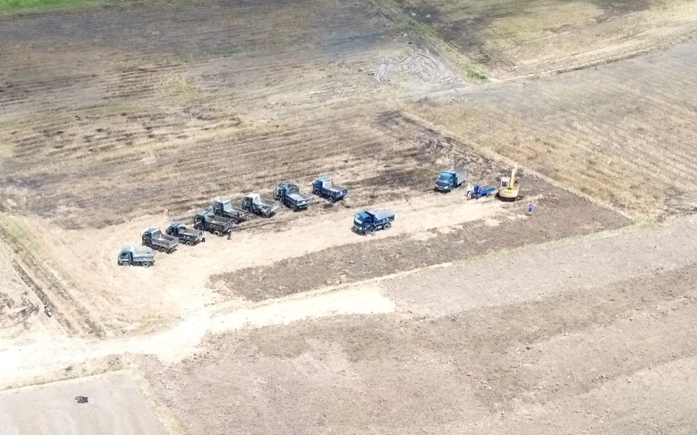 khai thác đất mặt ruộng 1.JPG