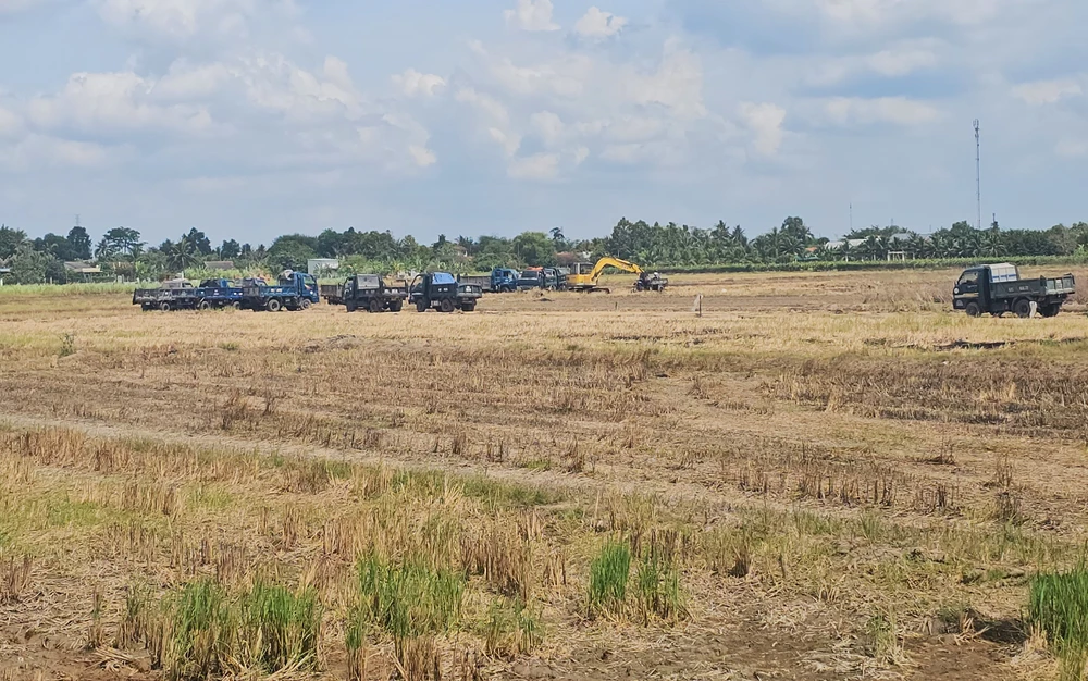 khai thác đất mặt ruộng 10.jpg