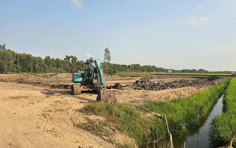 khai thác đất mặt ruộng 11.jpg