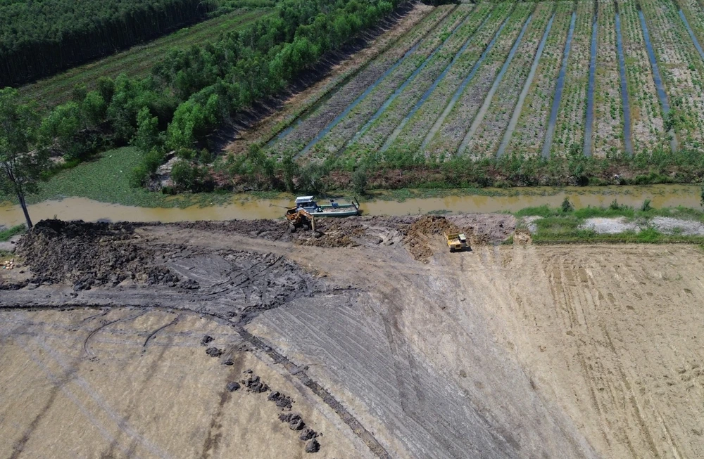 khai thác đất mặt ruộng 4.JPG