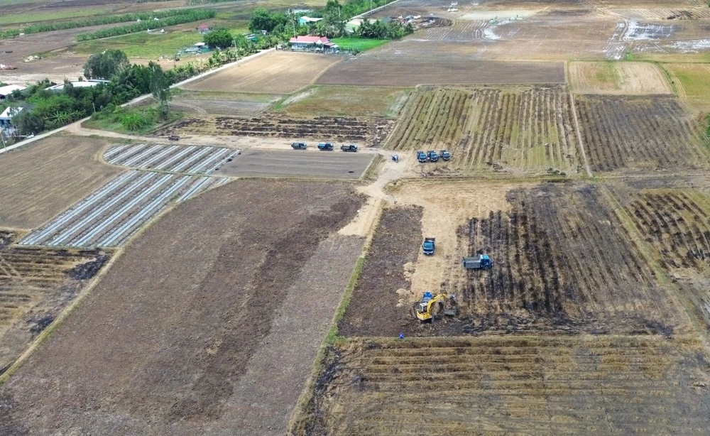 khai thác đất mặt ruộng 8.JPG