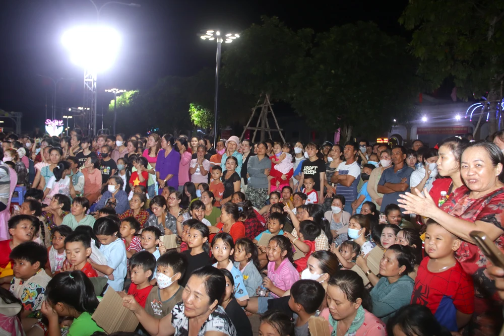 đất nước trọn niềm vui 2.JPG