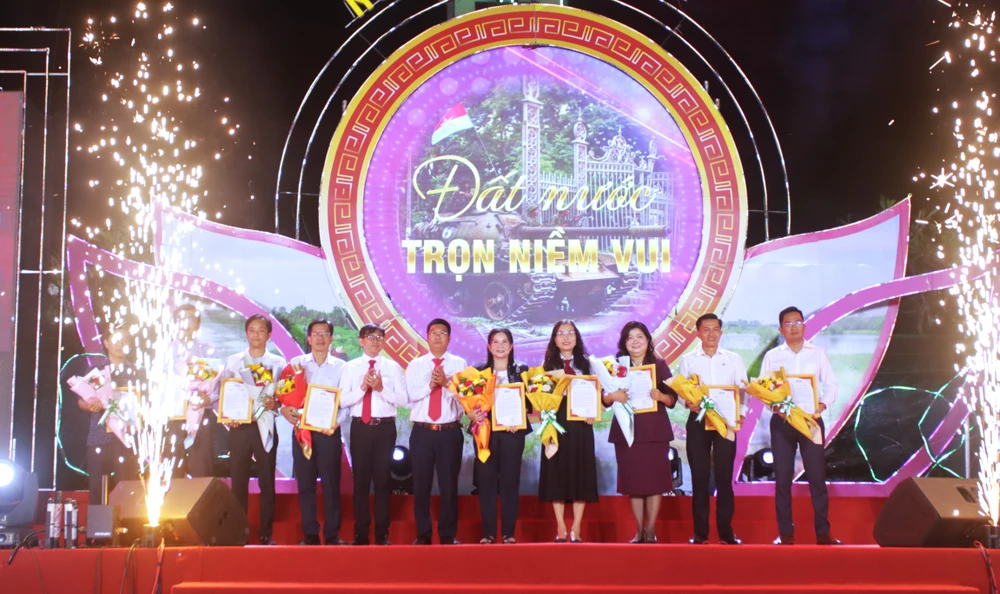 đất nước trọn niềm vui 3.JPG