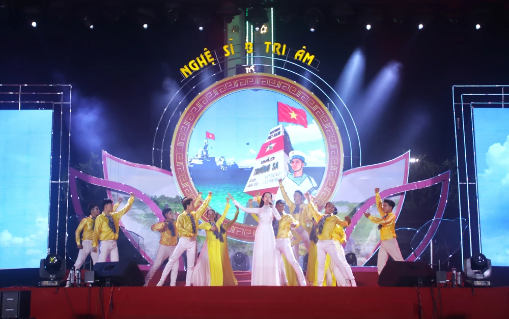 đất nước trọn niềm vui 5.JPG