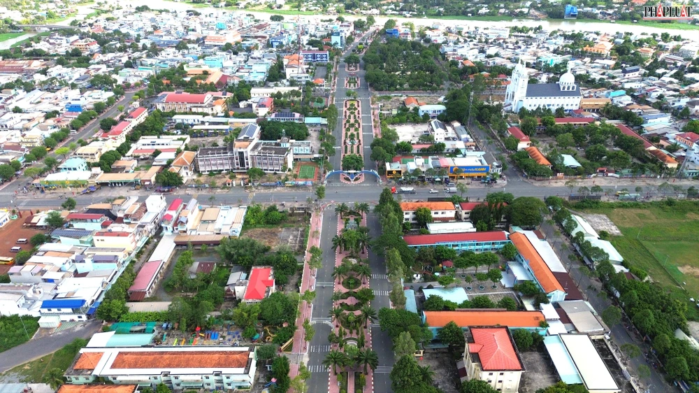 Thị xã Kiến Tường, tỉnh Long An được thành lập vào năm 2013, có diện tích 204,36 km² và dân số 51.620 người. Thị xã bao gồm 3 phường và 5 xã. Nằm ở trung tâm vùng Đồng Tháp Mười, có cửa khẩu quốc tế Bình Hiệp giáp Campuchia. Là trung tâm kinh tế - văn hóa của vùng biên giới.