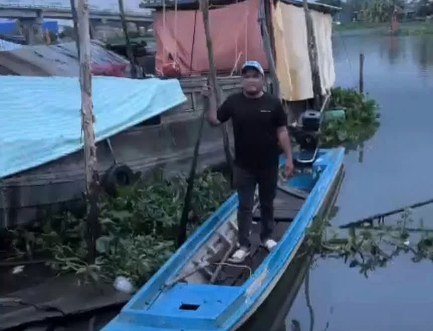 Anh Kỳ cùng em trai đã nhanh chóng lấy xuồng máy ra cứu người nhảy cầu. Ảnh: TTĐT