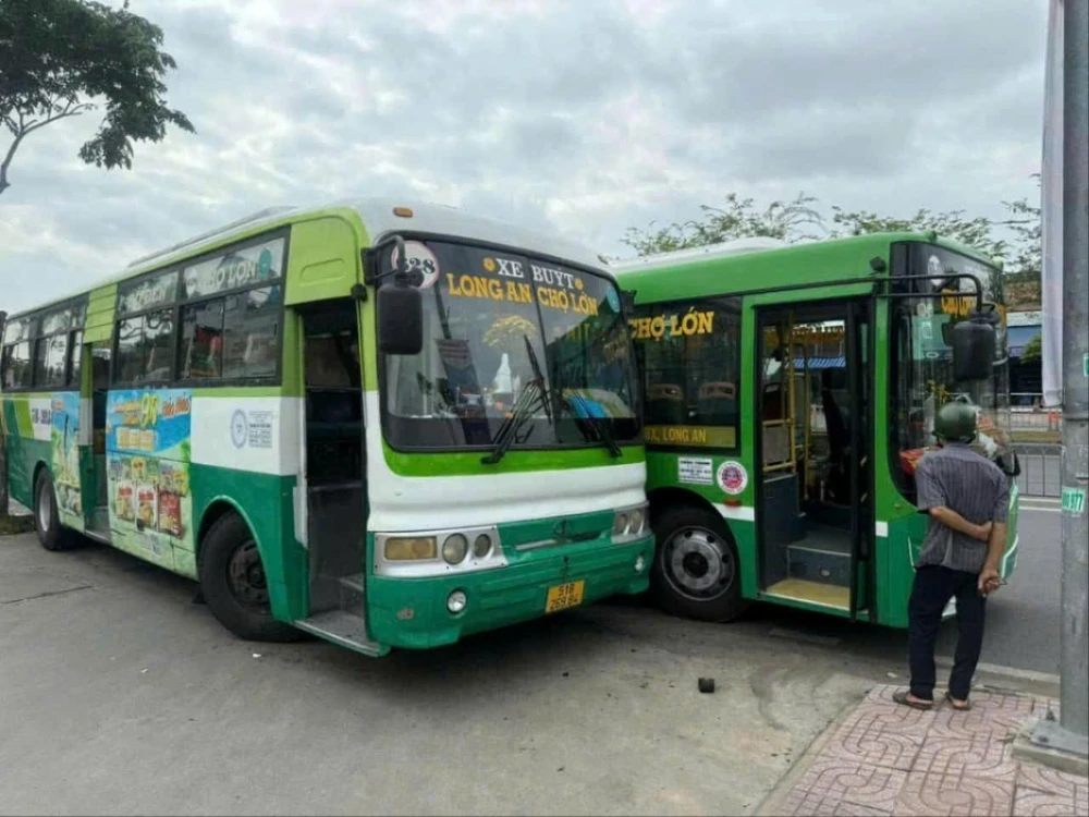 Xe buýt rượt đuổi.jpg