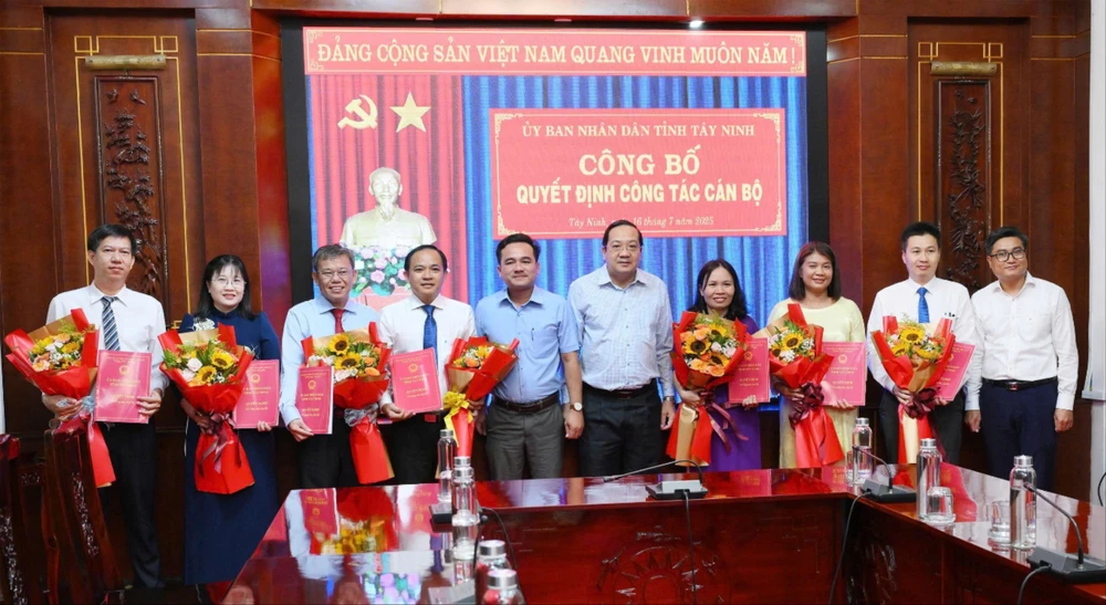 nhân sự giữ chức vụ.jpg