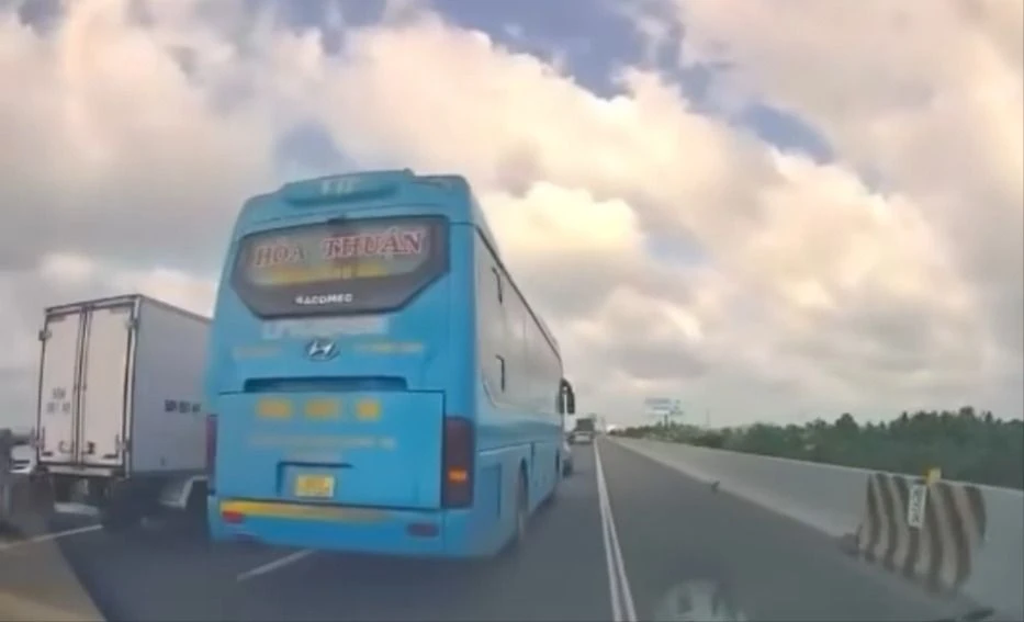 không giữ khoảng cách.jpg