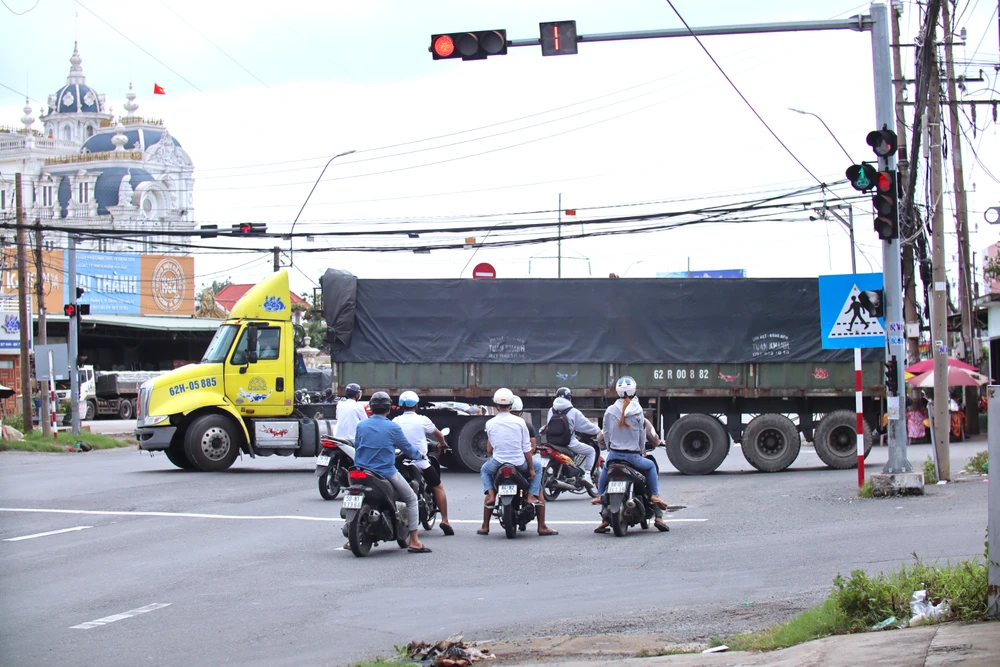 ngã ba Thủ Thừa 1.JPG