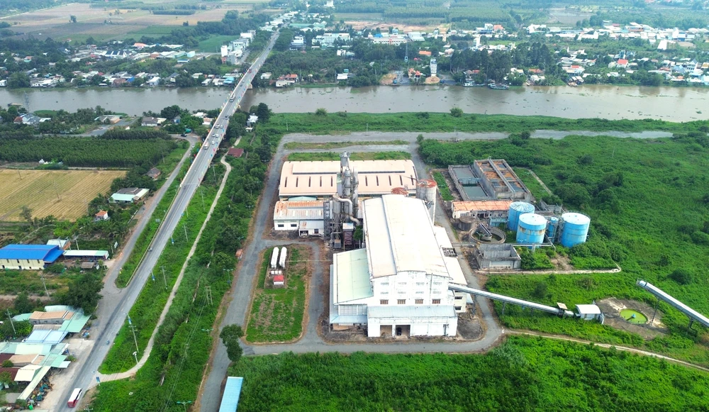 Nhà máy bột giấy Phương Nam.JPG