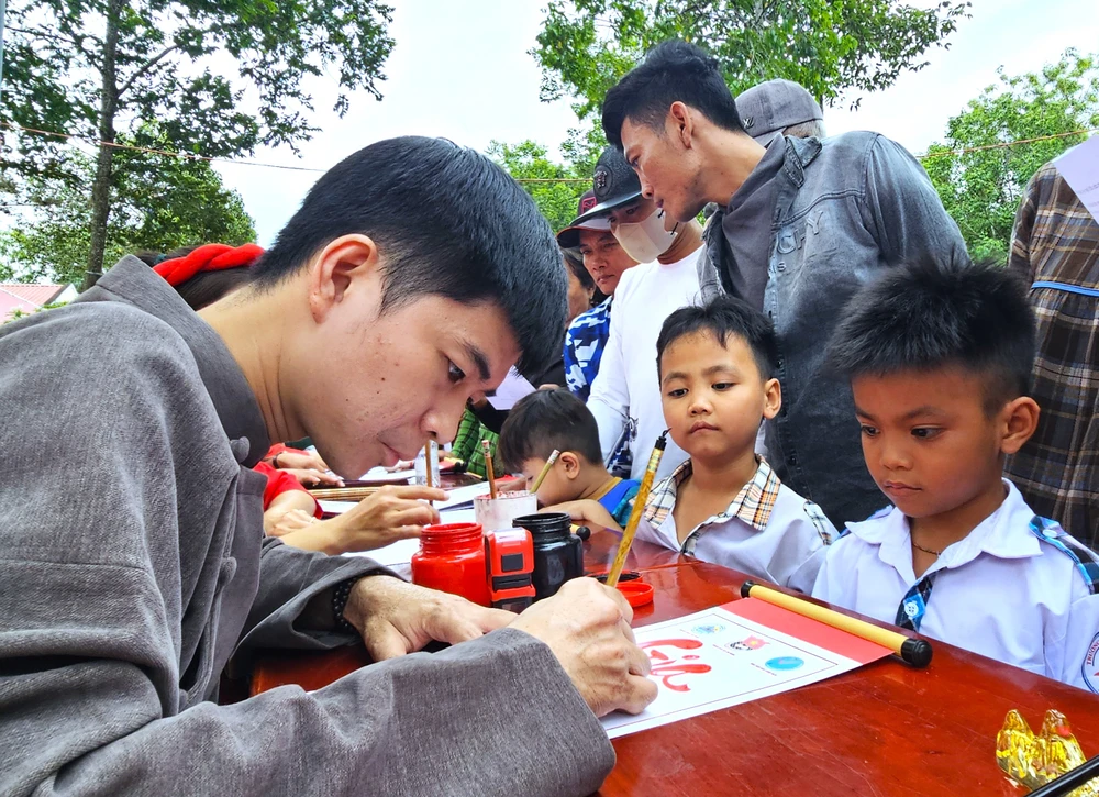 đồng hành với học sinh biên giới 2.jpg