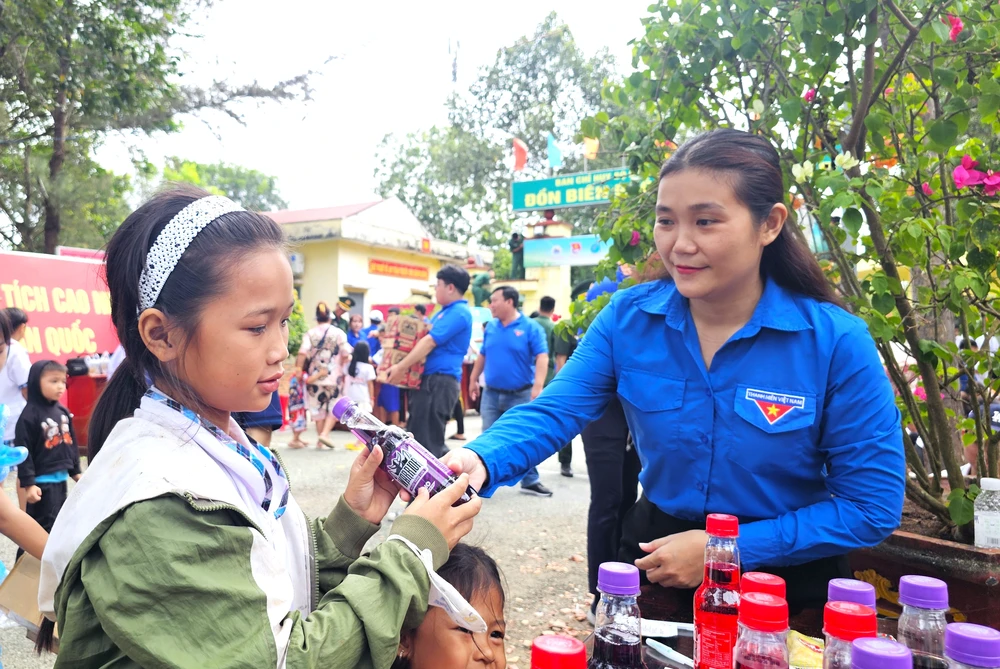 đồng hành với học sinh biên giới 7.jpg