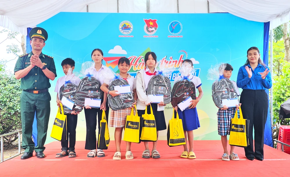 đồng hành với học sinh biên giới 8.jpg