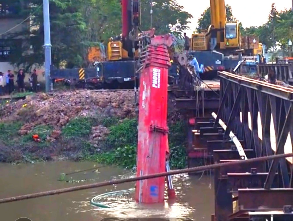 Sập cầu tạm.png