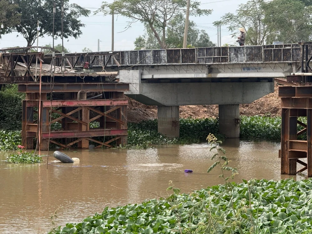 Sập cầu tạm.jpg