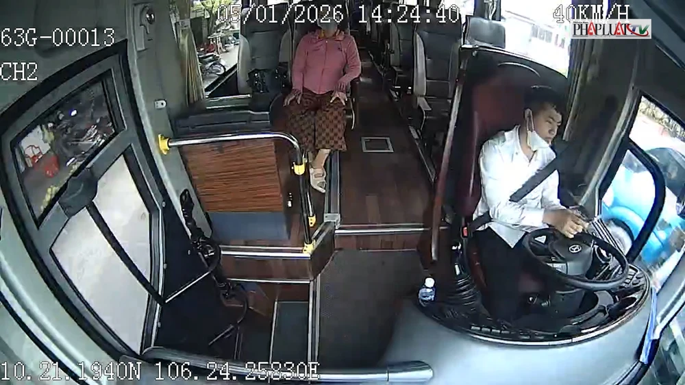 tài xế xe khách,va chạm,bấm điện thoai,đồng tháp