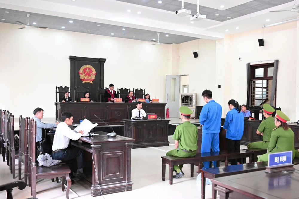 Phiên tòa xét xử đôi tình nhân mua bán ma túy. Ảnh: HUỲNH DU