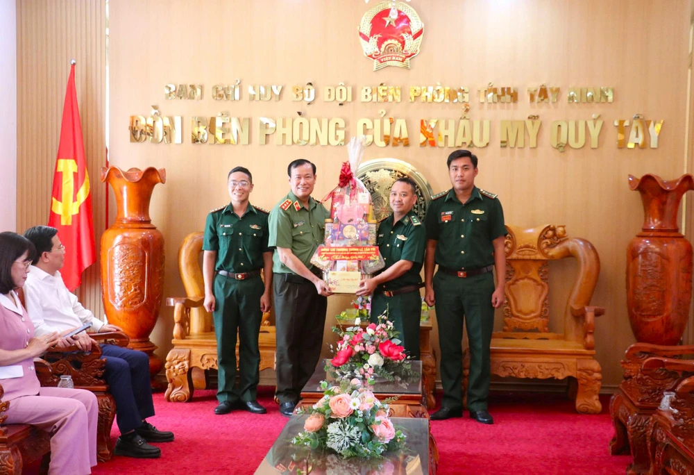 Thượng tướng Lê Tấn Tới 3.jpg