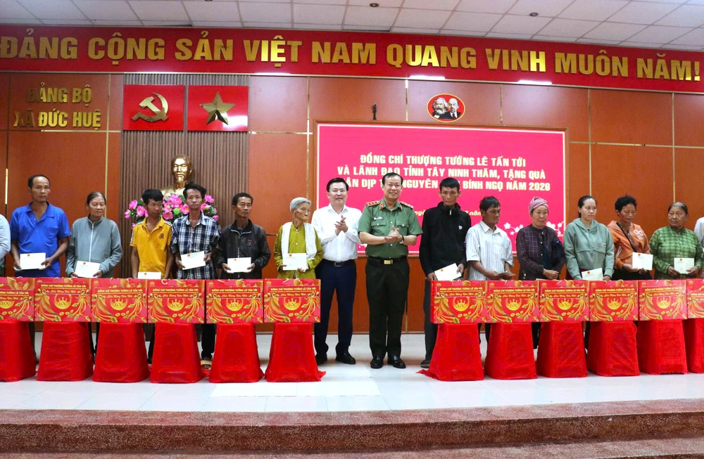 Thượng tướng Lê Tấn Tới 4.jpg