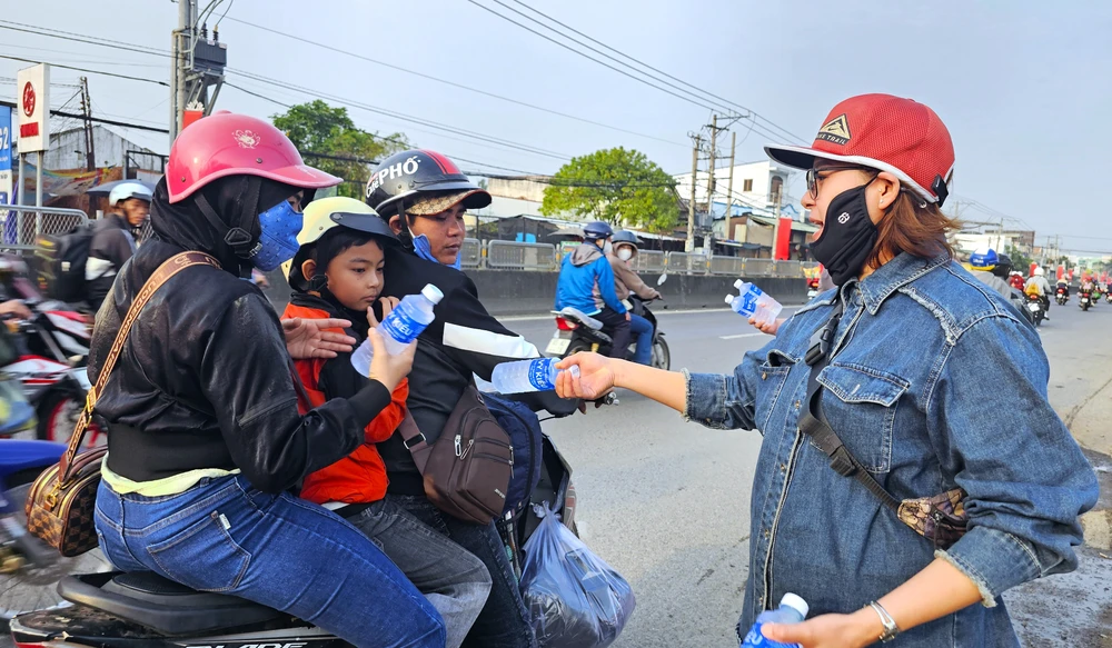 chai nước suối 1.jpg
