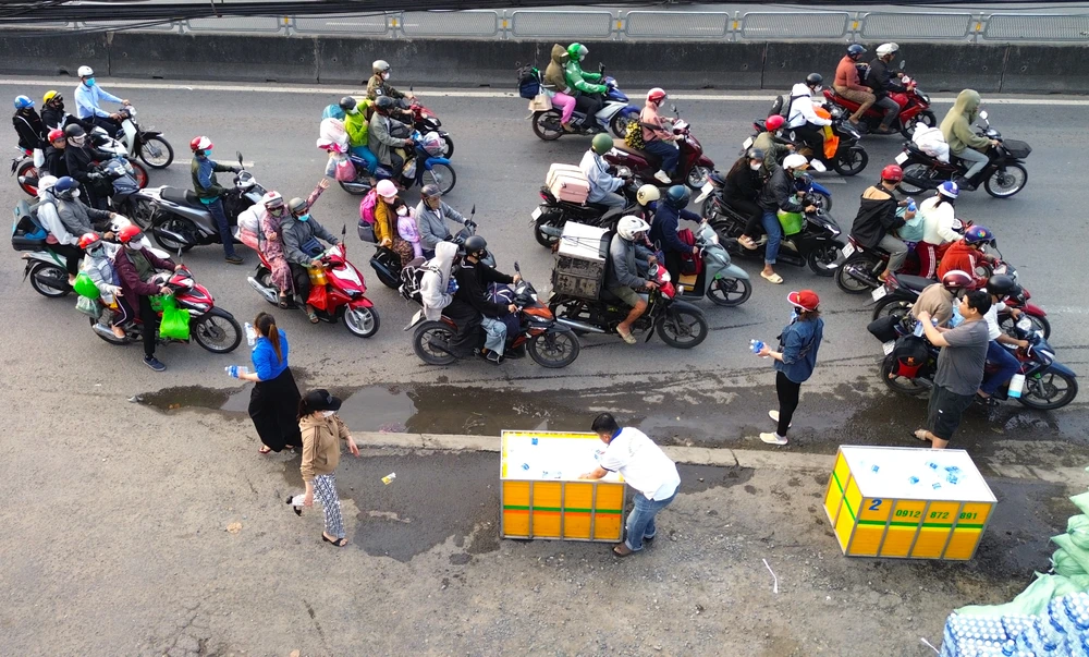 chai nước suối 6.JPG