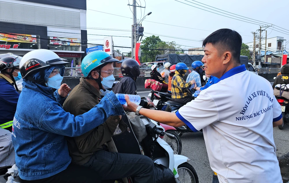 chai nước suối 9.jpg