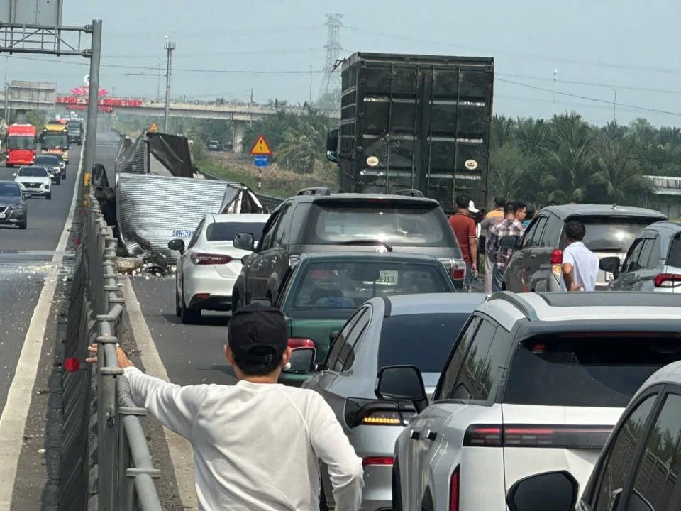 tông đuôi xe container 2.jpg